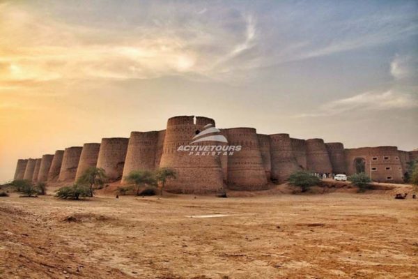 visit_Derawar_Fort,_Bahawalpur_cholistan_tour